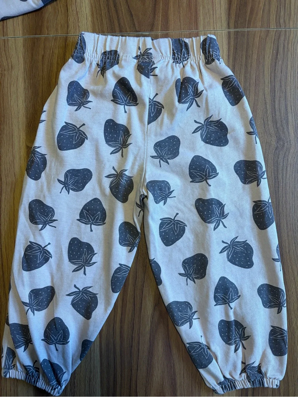 Zara 4Y Strawberry Jogger Set